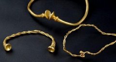 英国斯塔福德郡北发现4件铁器时代的黄金珠宝